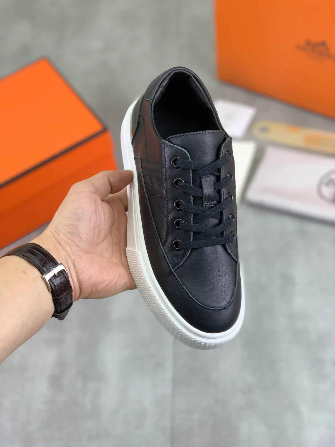 Men's men's shoes 💰P640 new top version original order Hermes couples 🧑‍🤝‍🧑 style Drift Sneaker autumn new casual sports shoes original purchase development and production H family men's classic series technical breathable fabrics with cowhide casual sports shoes casual sports dad shoes combine high-tech breathable materials and cowhide, H family exclusive button decoration on the side The outsole is full of H italic design and bright colors to show vitality and continue the brand design inspiration. Stroll around the city lightly and feel free and comfortable. Exquisite packaging at the delivery counter🛍📦 ▪️Fabric: original customized breathable material + first layer of cowhide ▪️Inner: cowhide feet ▪️Outsole: molded and evacuated PU+TPU material ▪️Size: 35-45 Multiple colors available Premium packaging